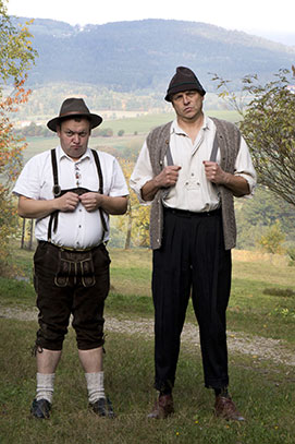 Der Bauer und sein Sohn, gekleidet in traditionell bayerische Tracht